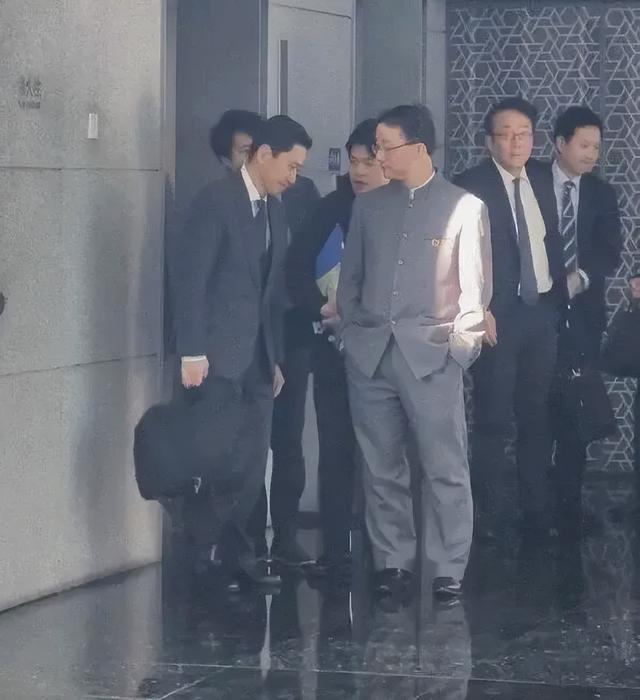 中日出现新矛盾？日方要求中方解释双手插兜视频，中方两句话回应