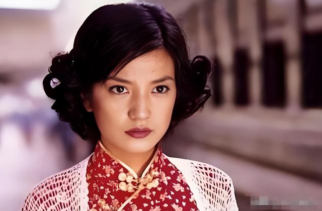 落毛的凤凰不如鸡？前途尽毁	、家也散了，但好在赵薇还有一个靠山