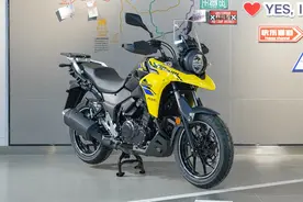 250排量，自带三箱适合摩旅，不是拉力车，非常小众但实用图片