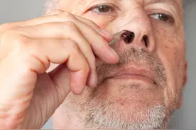鼻毛往外窜的男人，有何不同？变白的鼻毛，暗示了什么？涨知识了图片