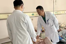 17厘米巨大肿瘤藏身女子体内，他们6小时成功切除图片