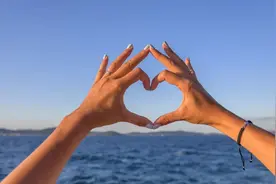 小拇指上有个“长寿开关”！1分钟激活它，筋骨强，睡眠好，眼睛也亮了图片