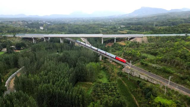 “抗大号”！河北省首条红色旅游专列在邢台市开通