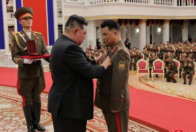 金正恩罕见落泪，普京态度大变，美专家痛心：特朗普对中国太软弱