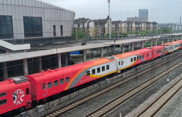 武汉首发移动酒店专列：退休族出游太舒心，一站式看遍大好河山