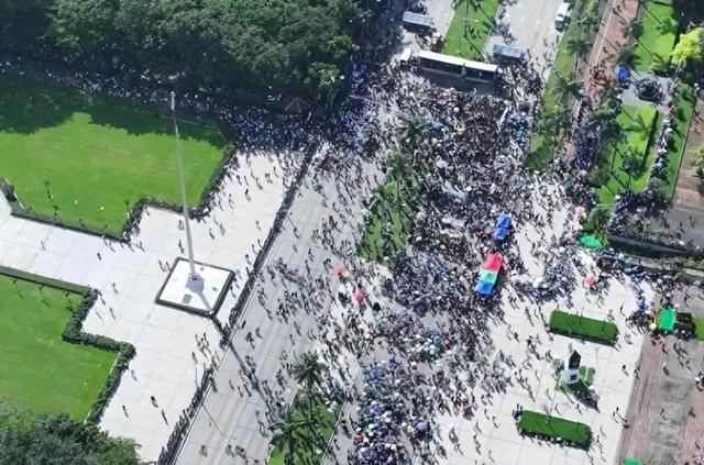 捡回一条命的马科斯不敢露面，下了死命令，闹事的人一个都不放过