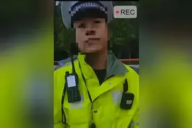 压死骆驼的稻草！男子上海开车抽烟被交警处罚，崩溃斥责交警无情图片