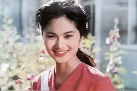 她是80年代央视美女主持，嫁给军委副主席之子，离婚后以卖画为生图片