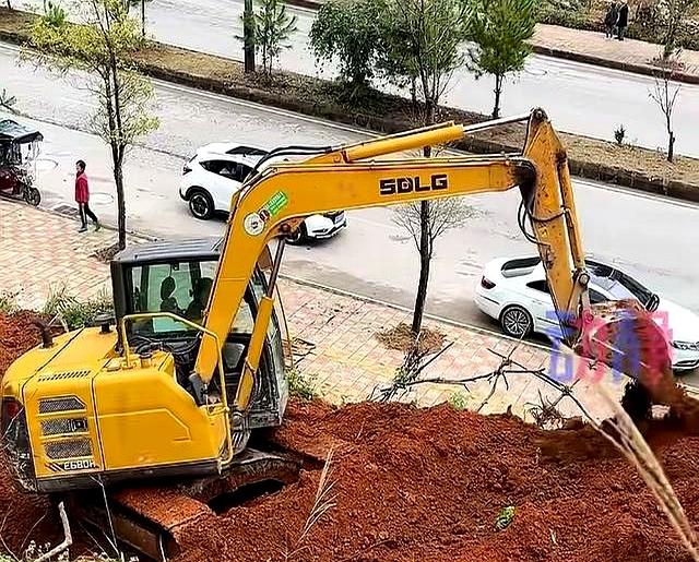 凯里动物园终于开始修路了，园长爷爷坚持了这么久，真的很不容易