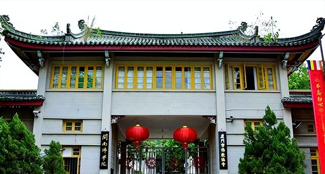 五台山方丈去世4天，恶心一幕出现，生前用度被质疑，捐赠引争议