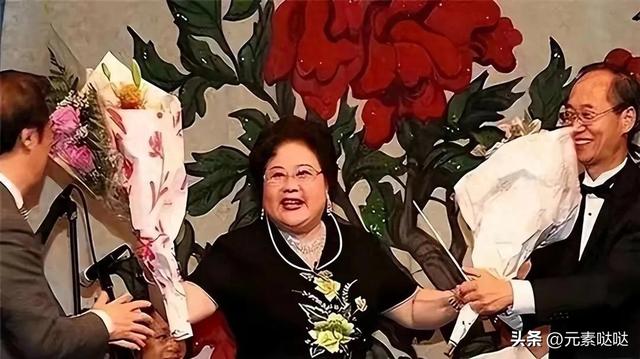 吃里爬外，永不回国？她带领30名演员选择留美，如今年过花甲归来