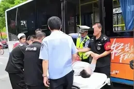 天理何在！63岁大妈公交吃糍粑噎死，家属向司机索赔110万，判了图片