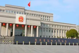 醉汉调戏妇女与人斗殴后在派出所撞墙15次身亡，参与斗殴者改判无罪：属正当防卫图片