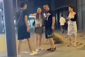 闹大了！背包男子一人单挑两壮汉！一记重拳当场昏死，后脑着地！图片