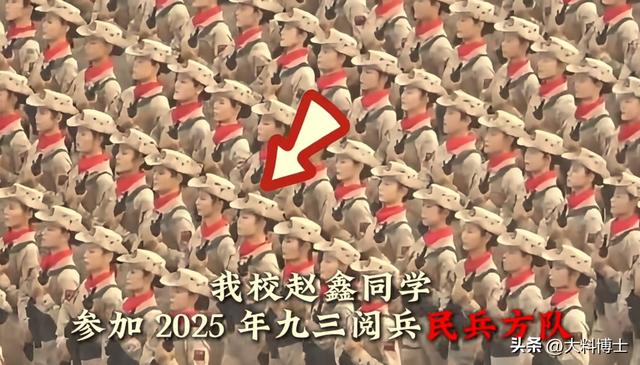 河南大学生从阅兵场归校，获隆重迎接，老师让她走前面，被逗笑了