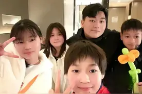 全红婵的姐姐全红月，和婵宝形影不离，是婵宝快乐的源泉图片