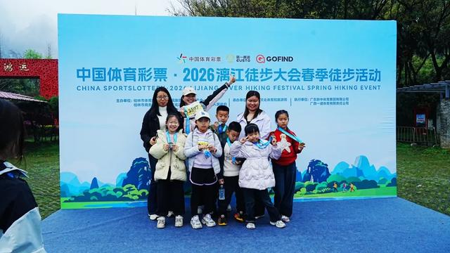 桂林：20000名徒步爱好者漫步美丽的桃花江畔！
