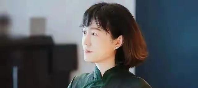 翁帆妈妈今年76岁，从女儿28岁结婚到现在，她很少出现在公众面前