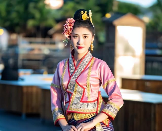 老挝姑娘来中国游玩一周，回去后直言：家乡与中国差距一目了然