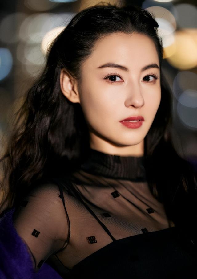 谢霆锋也没想到，张柏芝会因阅兵当天的一特殊举动，实现口碑暴增