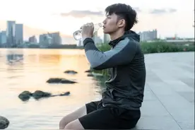 别不信，一个男人不回消息，不是讨厌你，而是这个原因图片