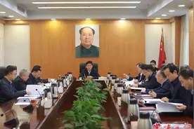 悬挂在会议室的毛主席像图片