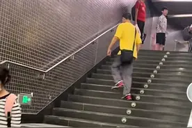 笑喷！韦神堂姐传视频：韦神上梯子走S形，按函数曲线走，好呆萌图片