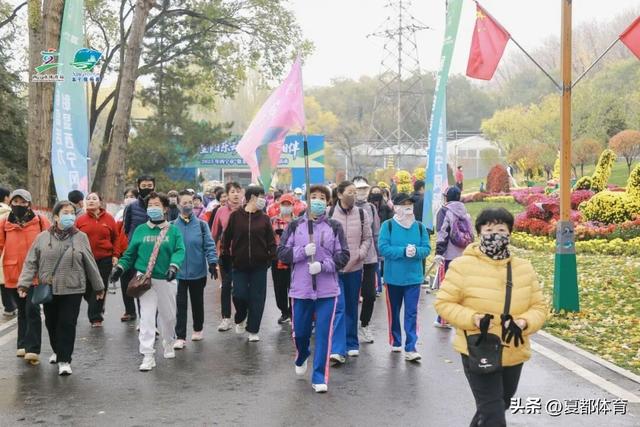 西宁市“敬老月”登山健步走活动开赛