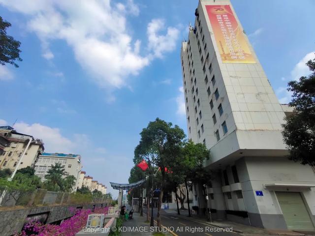 深圳这条街,曾经挤破头都难进入,现在扫码就进却为何没人去了?