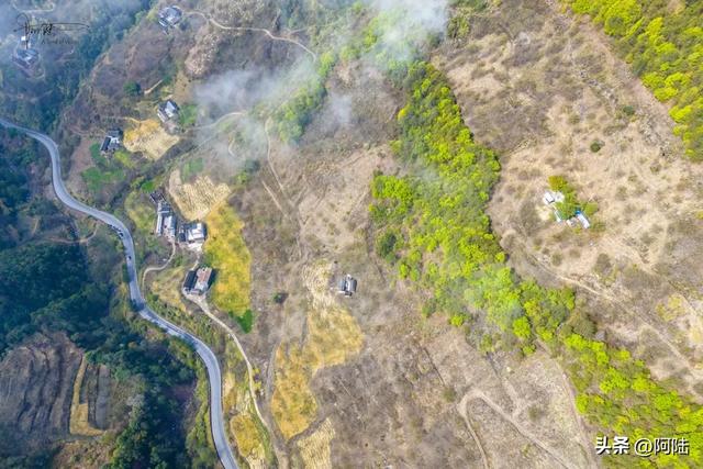 摩旅偶遇大理郊外的山区风光,云雾飘渺梯田春色,这就是永平县啊