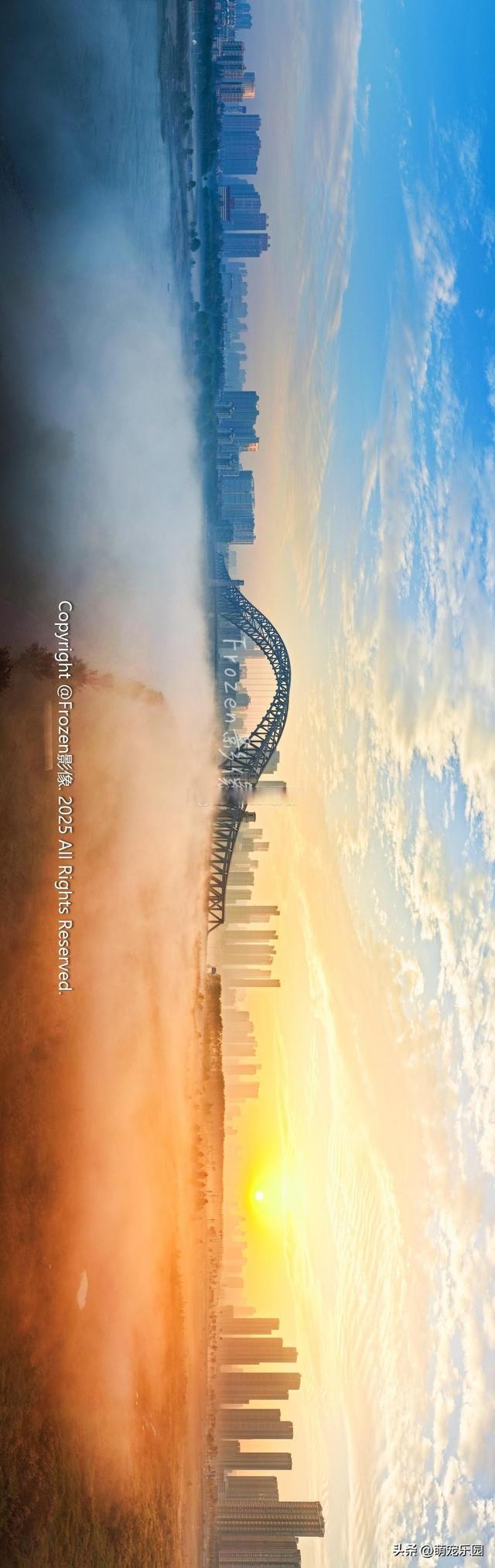 汉江湾制高点俯瞰，暖色与冷色交织如画，武汉江城魅力让人沉醉