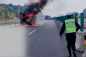 货车突发自燃，司机冷静处置逃生图片