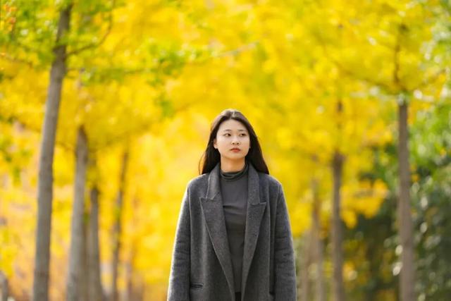 定格“秋韵”，限定美好！在临山，有一种专属浪漫叫“落叶缓扫”