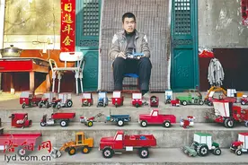 变废为宝！智力障碍小伙儿手工打造迷你农机农具图片