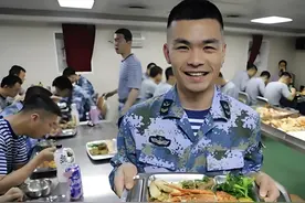 航母多难养？山东舰编制3000人，一天7顿饭，难怪小国养不起航母图片