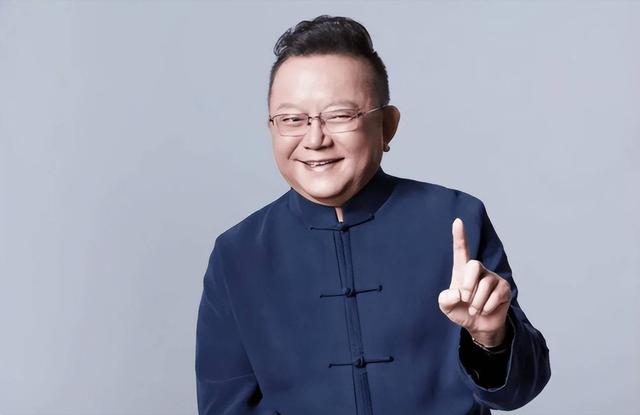 事实证明，被传卖掉上亿豪宅移民美国的王刚，已经走上另一条大道