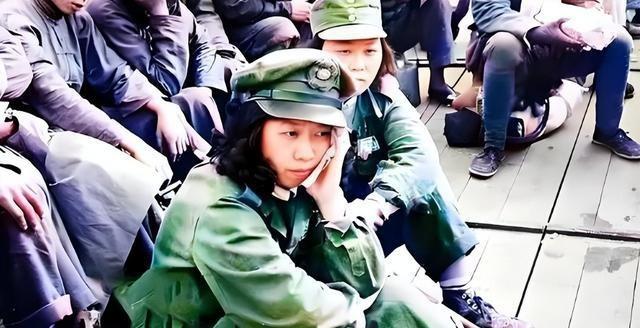 国民党女兵罕见老照片，一点不像电视中的女特务，图4挺漂亮