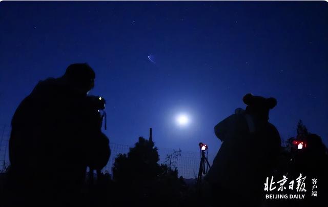 神舟二十一号过北京！掠月瞬间，爱好者蹲守拍到了！