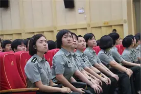 张雪峰说军校改变一生：女生上完国防科大的出路和前景图片