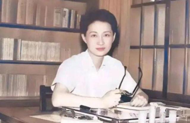 张学良痴迷一生的赵一荻有多美？16岁时在香山留影	，美若天仙！