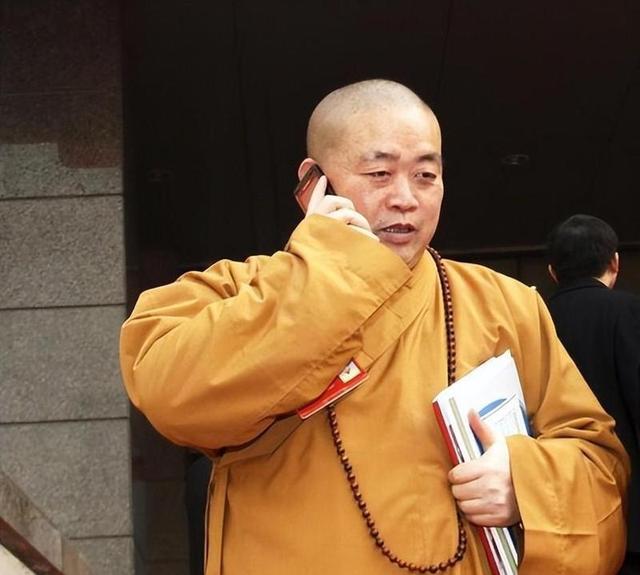 拔萝卜带泥！释永信倒台后，最惨的不是女明星，而是捐了46亿的他