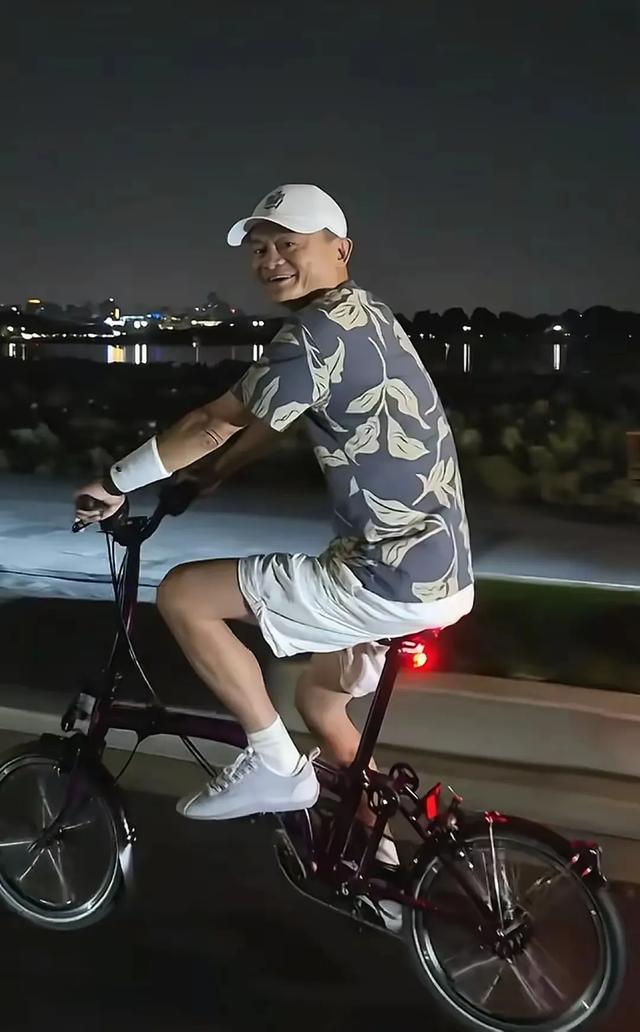 马云骑车夜游西湖遇粉丝，美女激动搭讪，马云说很凉快 单车很昂贵
