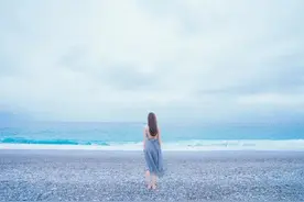 耶稣：有人夺你的外衣，里衣也给他，有人打你左脸，右脸也让他打图片