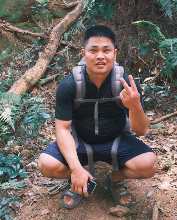 广东女子登山脚崴，被陌生小伙背40分钟下山，恶心的一幕出现了