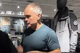 好客山西人！谢尔盖停留太原，先是带去龙牙买衣服 又是送汾酒红茶图片