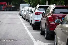 路边公共车位停车到底要不要交费？不交费的依据是什么？结论来了图片