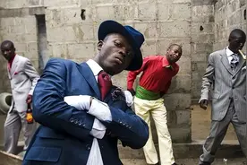 非洲贫民窟里的“上流绅士”：宁愿捡垃圾搬砖，也要全身穿名牌图片