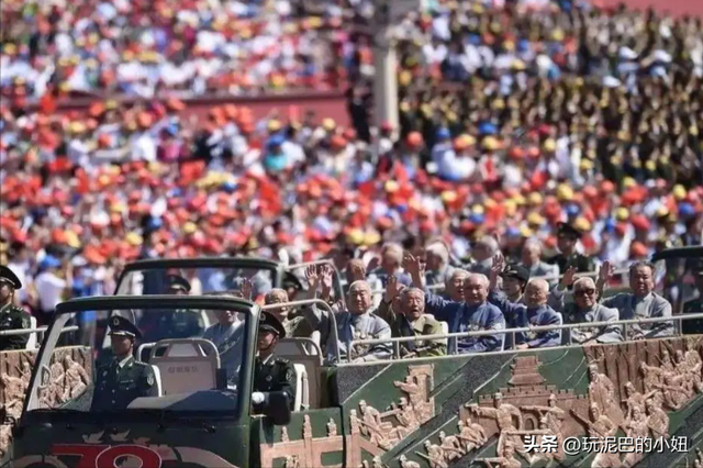 万万没想到，63岁张凯丽因九三阅兵上的一个动作，实现口碑暴增