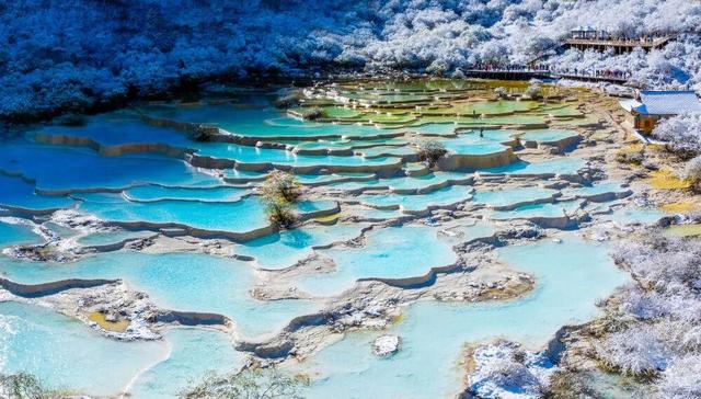 一泡尿“毁”了全家！男童尿进黄龙彩池，景区硬气通报：永久禁入