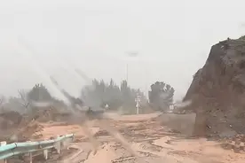 新疆昌吉山洪泥石流致车辆被困4人失联：被困人员安全转移，正全力搜救失联人员图片